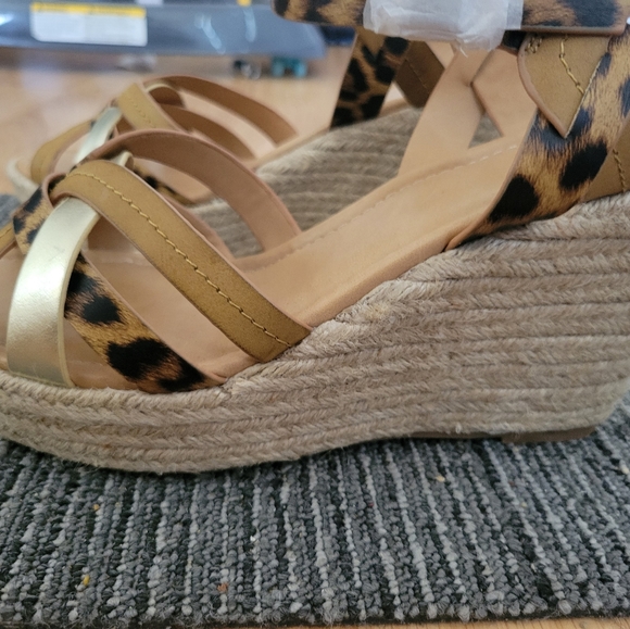 DOLCE BY MOJO MOXY tan cheetah print shoes - Picture 3 of 9